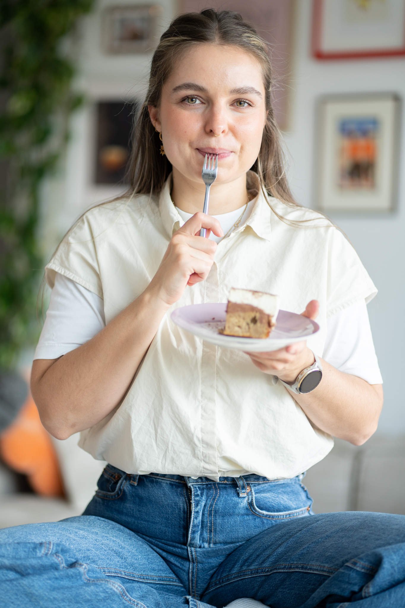 Bernadette Oberhofer genießt ein Stück Kuchen ohne schlechtes Gewissen – Beispiel für intuitive Ernährung