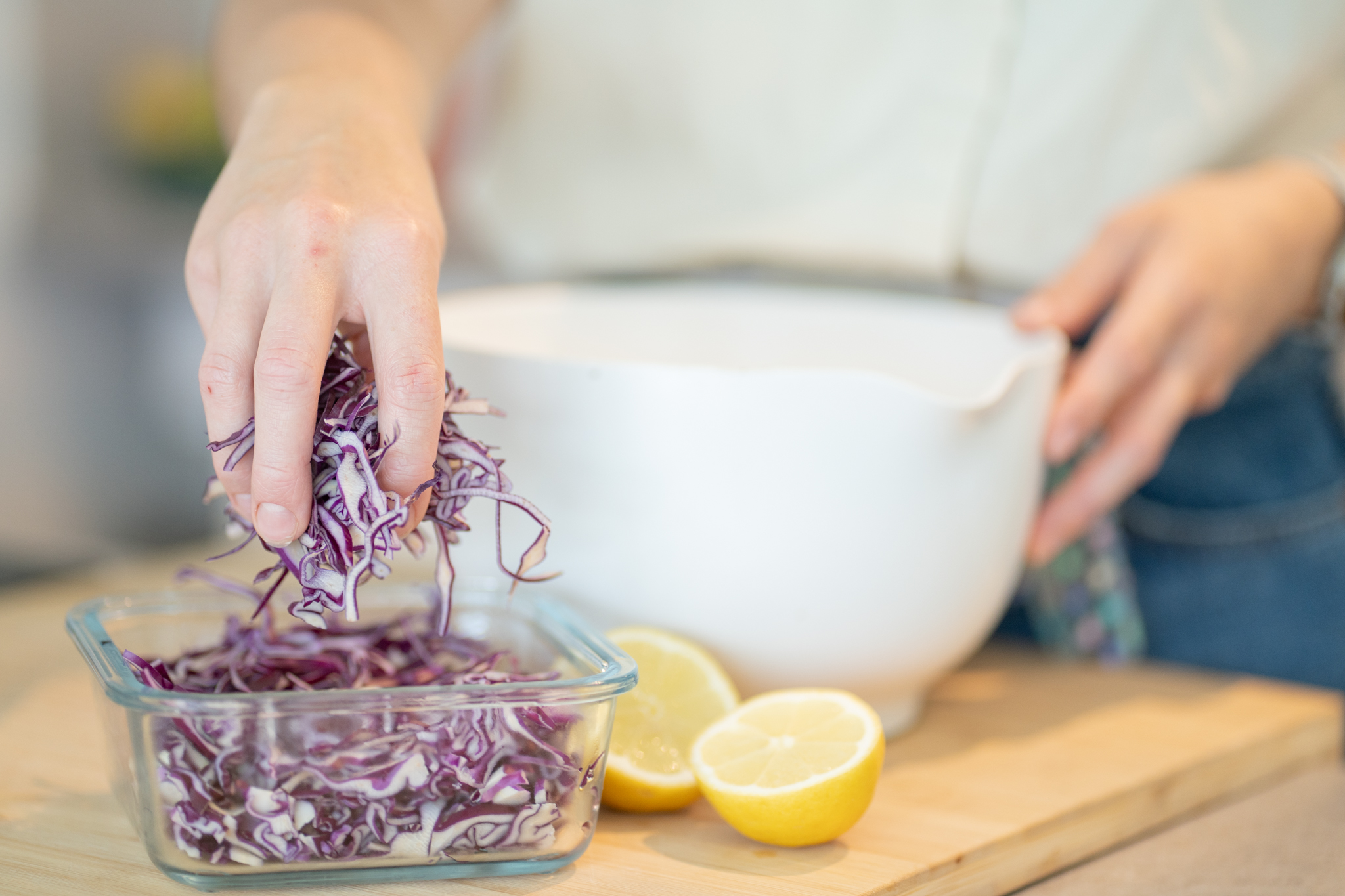 Frisch geschnittenes Rotkraut wird in eine Glasschale gefüllt – Zubereitung eines ausgewogenen Gerichts